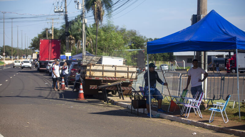 Vendedores ambulantes não perderam tempo e já garantiram um lugar para vender bebidas e alimentos durante o show
