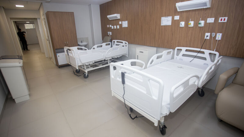 Leitos estão equipados com maca, televisão, ar-condicionado, poltronas, bancos, suporte de soro/internação/respiração, armários, mesas e pias