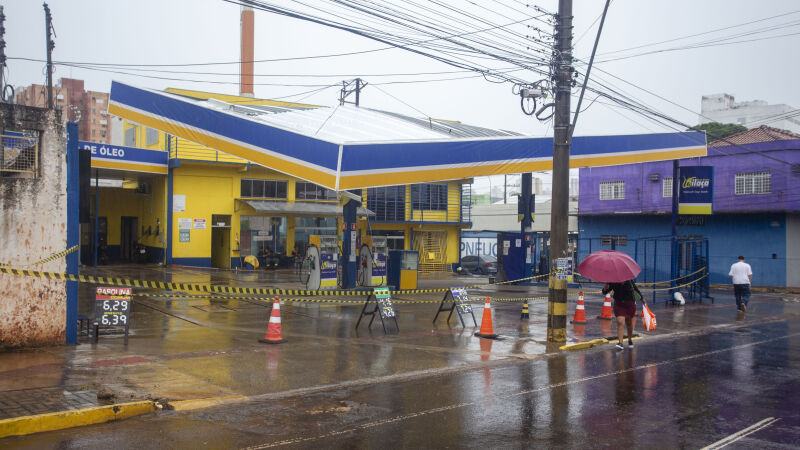 Parte do teto do posto de combustíveis cedeu durante chuva