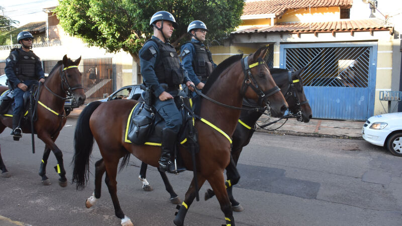 Suspeito de furtos foge da polícia, invade casas e mobiliza moradores em bairro da Capital