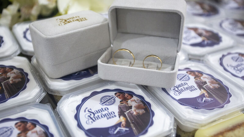 Bolo de Santo Antônio com par de aliança de ouro