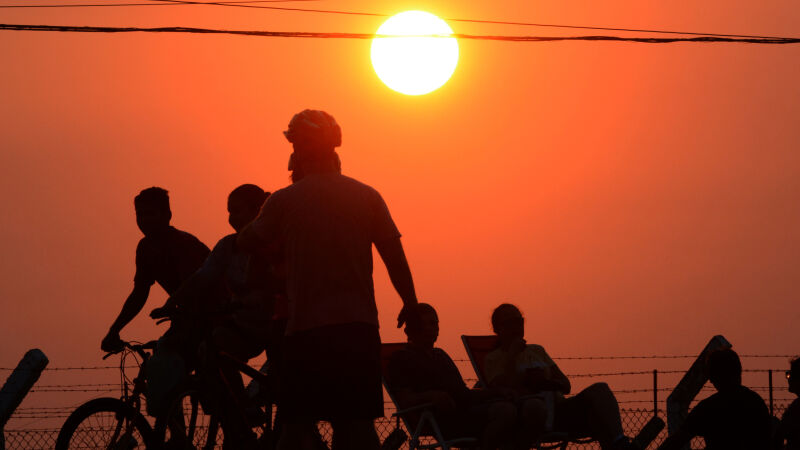 A recomendação é reforçar a hidratação ao longo do dia, evitar exposição direta ao sol nos horários mais quentes, especialmente entre o fim da manhã e o meio da tarde 