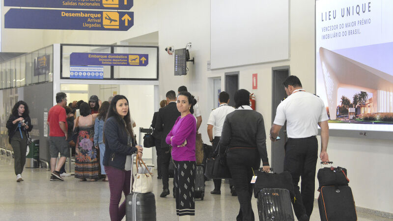 Pessoas viajando no Aeroporto de Campo Grande