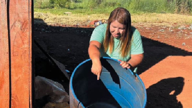 Indígena de Dourados mostra caixa d'água vazia, situação flagrada pelo Correio do Estado em dezembro de 2024