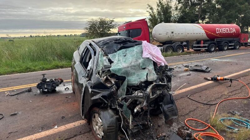 Carro ficou destruído após colisão frontal na BR-376; motorista morreu presa às ferragens