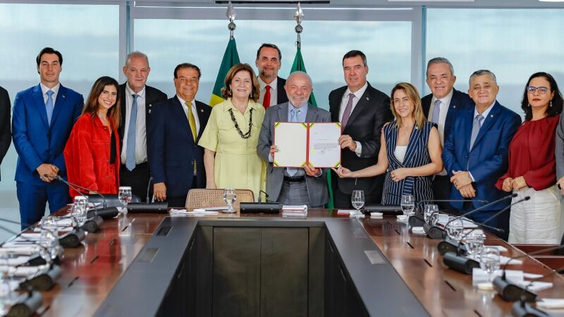 Assinatura do documento na terça-feira, 14 de abril, em Brasília