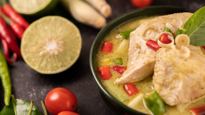 Ingredientes como alho, cebola, gengibre e ervas frescas possuem propriedades anti-inflamatórias e antioxidantes e ajudam a reforçar o sistema imunológico