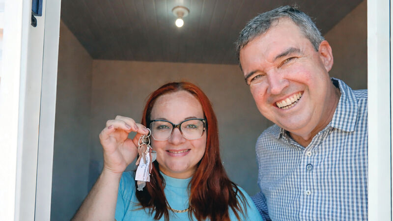 O governador Eduardo Riedel (PP), durante entrega de casas populares em Três Lagoas