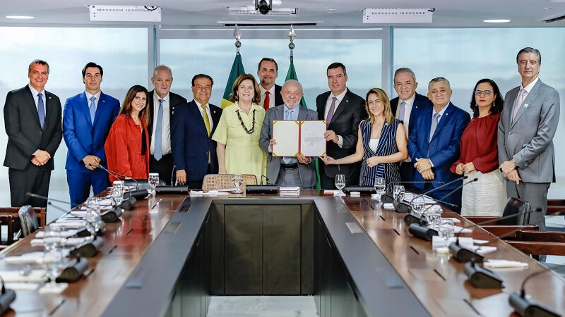 A cerimônia de assinatura do aval do presidente Lula contou com Riedel e a bancada federal de MS