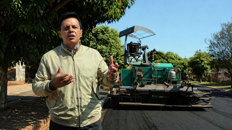 O prefeito Júlio Buguelo durante vistoria em obra realizada em bairro de Glória de Dourados (MS)