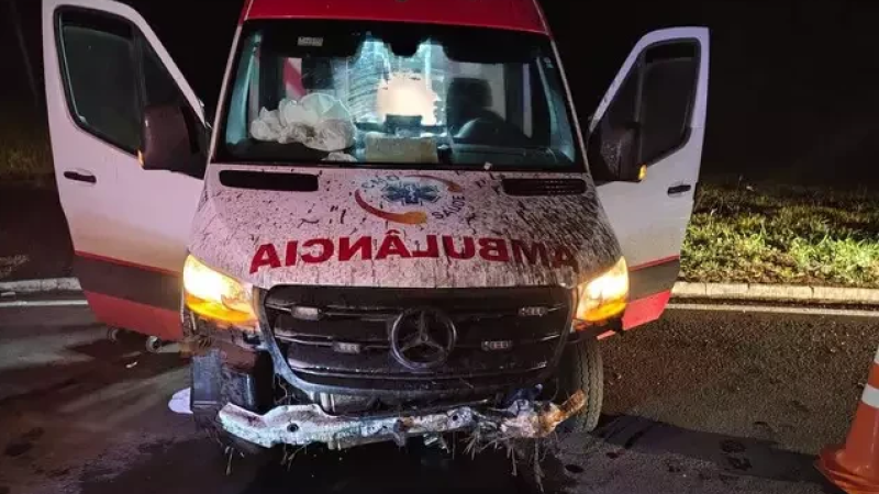 Ambulância que transportava gestante entubada ficou danificada após colisão em rotatória na BR-262, em Dois Irmãos do Buriti