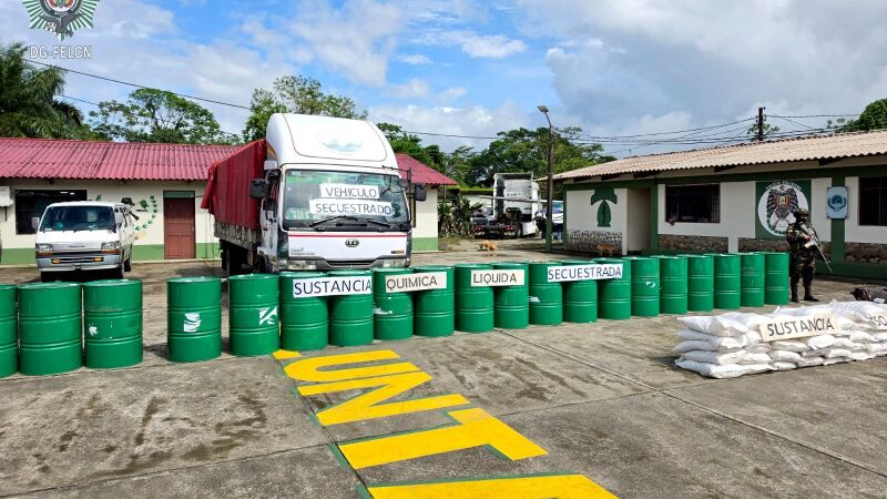 Polícia boliviana apreendeu em março deste ano 20 tambores carregados com acetato de etila que estavam em um caminhão