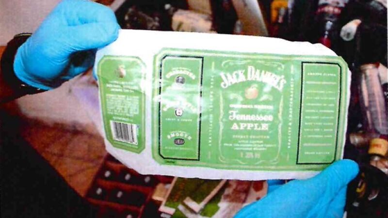 Polícia encontrou diversos rótulos de marcas famosas em residência onde era feita a falsificação