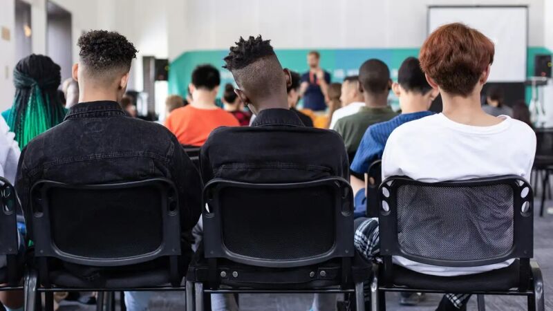 Pesquisa indica que a maior parte dos estudantes que ingressam no ensino superior por ações afirmativas concluem seus cursos e são diplomados