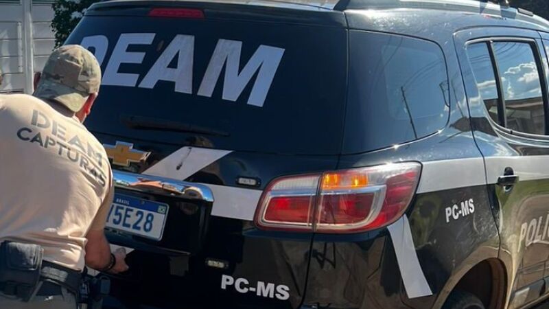 A Polícia Civil de MS, por meio de denúncia feita na Deam, localizou o agressor e o prendeu na tarde deste sábado