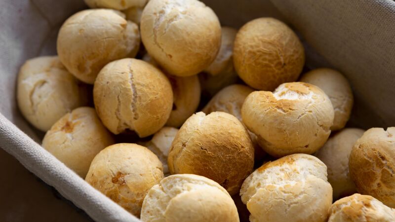 Patrimônio cultural e gastronômico de Minas Gerais, o pão de queijo surgiu das dificuldades do período colonial