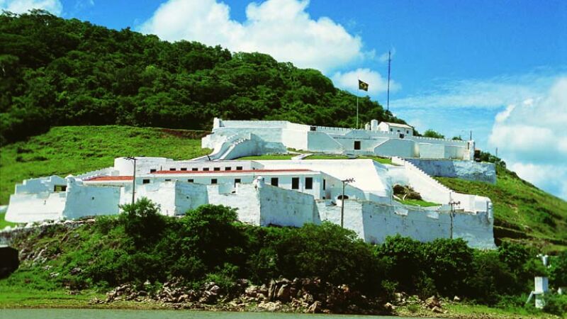 Forte Coimbra (1999), no Pantanal, é uma das diversas paisagens fotografadas por Paulo Roberto ao longo da feitura do livro