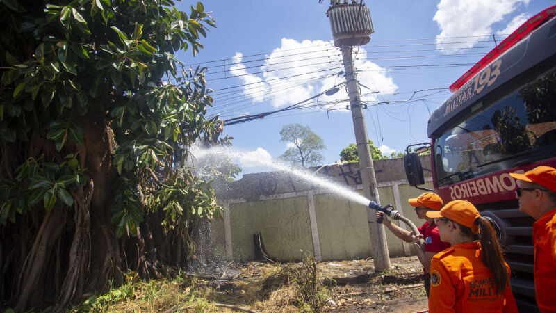 o incêndio teria começado ainda na noite de terça-feira (30), com trabalho de contenção das chamas continuado na manhã de hoje (1°)