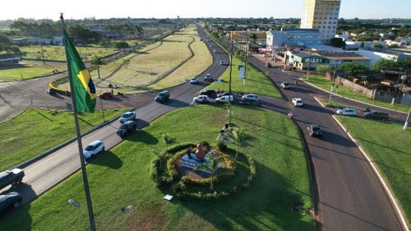 Batizado de Feira sem Fronteiras, a ação envolve apresentações de instrumentos símbolos paraguaios, como a arpa, junto de uma mescla de diversas culturas, como danças árabes e mais. 