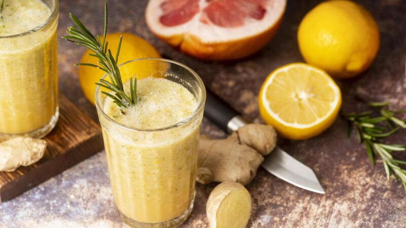 A vitamina C, presente na laranja, possui ação antioxidante; já o gengibre tem propriedades anti-inflamatórias e antimicrobianas