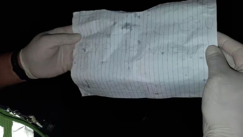 Segundo autoridades paraguaias, bilhete que assume autoria trata-se de marca característica de suposto grupo de extermínio que age à margem da lei. 