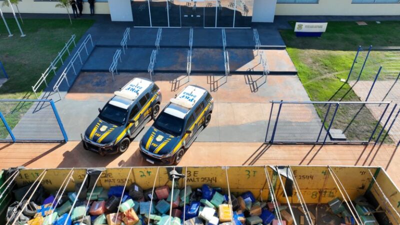Carreta que supostamente levava 48 toneladas de soja até Paranaguá escondia dezenas de fardos de maconha 