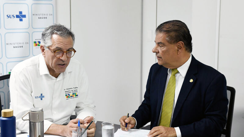 O ministro de Saúde, Alexandre Padilha, recebeu o senador sul-mato-grossense Nelsinho Trad (PSD) para tratar da epidemia da doença no município de Dourados (MS)