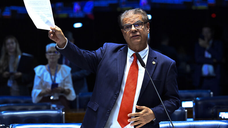 O senador Nelsinho Trad (PSD-MS) durante pronunciamento no Plenário do Senado Federal durante sessão deliberativa ordinária
