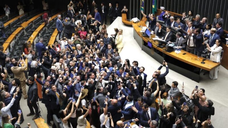 Parlamentares derrubaram o voto em sessão nesta quinta-feira (30)