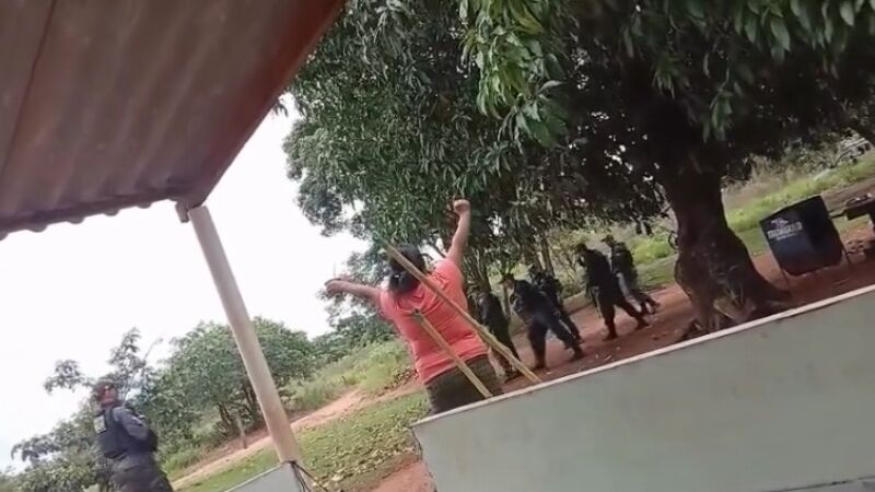 Agentes teriam voltado ao território da aldeia Verde Limão após ocupação, com o raiar do sol no domingo (26), munidos de escudos e armas em punho, em uma ação de despejo. 