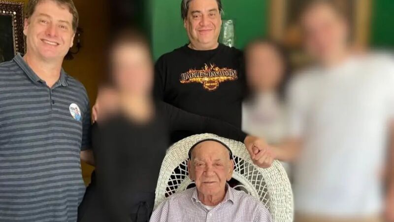 Patriarca da família, Roberto Razukl, ao centro, e descendentes, Rafael e Jorge