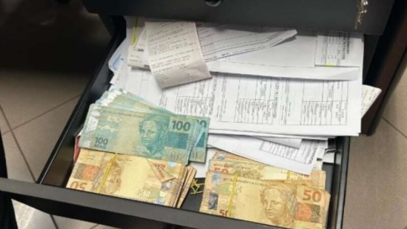Dinheiro vivo encontrado na casa da advogada Renata Pimentel, indiciada por corrupção