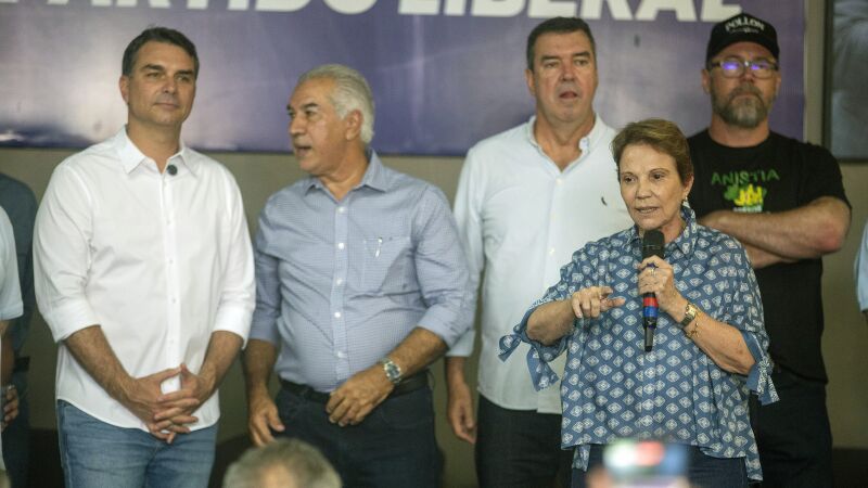 Tereza Cristina discursa na sede do PL, observada por Flávio, Azambuja, Riedel e Pollon