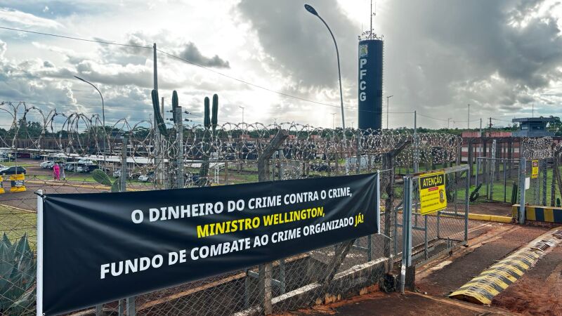Faixas reivindicando melhorias para a categoria dos PPFs