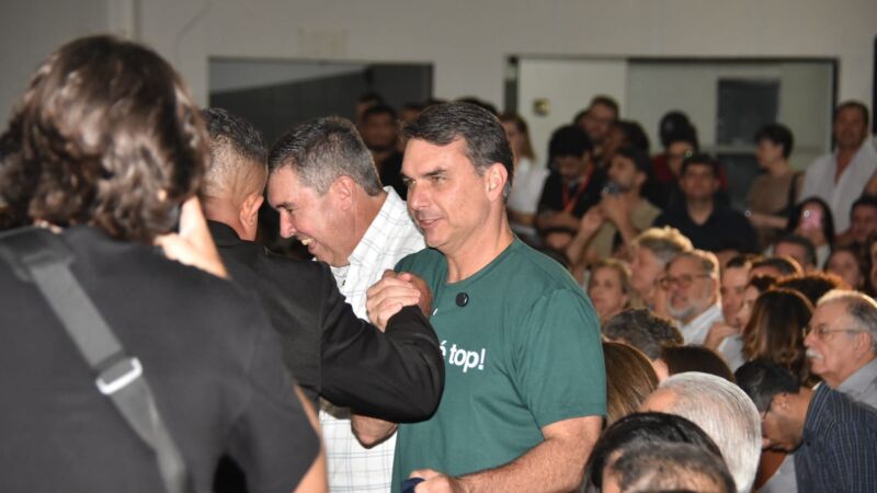 Flávio Bolsonaro participa da abertura da Expogrande ao lado do governador Eduardo Riedel