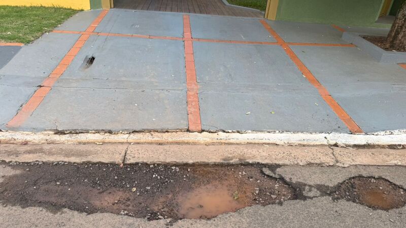 Buraco próximo ao meio-fio, na garagem da casa