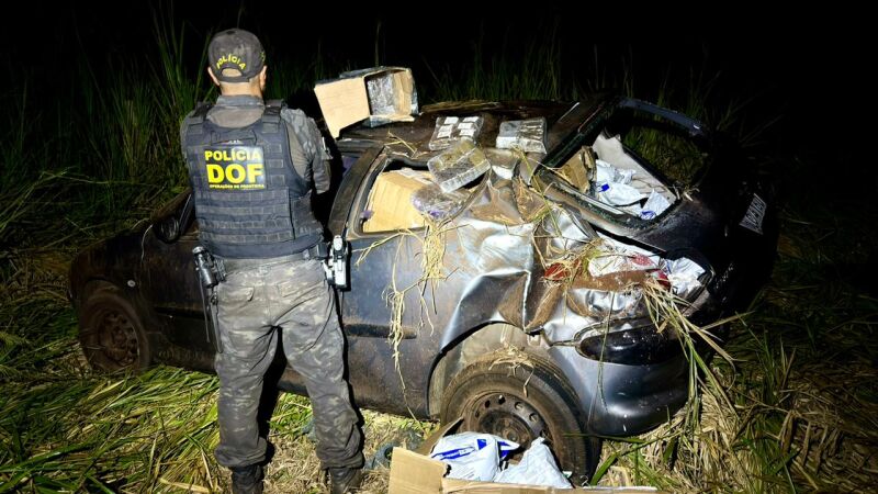 Veículo capota com R$1,1 milhão em drogas, agrotóxicos e cigarros eletrônicos 