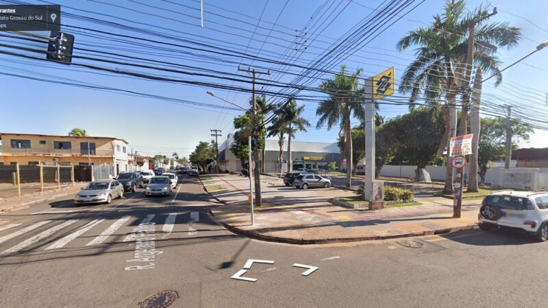 O banco fica localizado no cruzamento entre a Avenida Bandeirantes e a Rua Argemiro Fialho