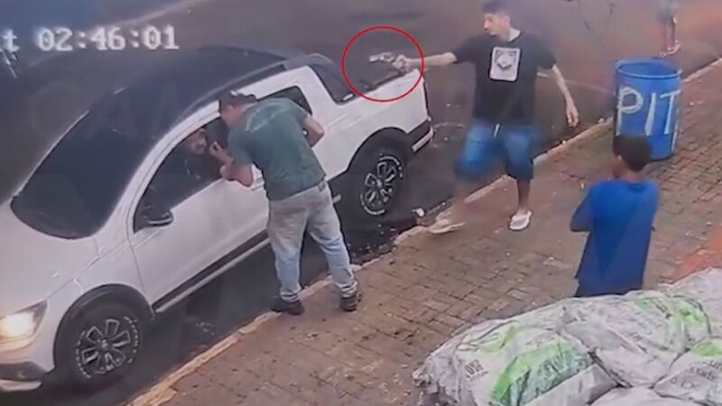 Câmera de segurança registrou o momento que João Vitor é assassinado em frente a conveniência