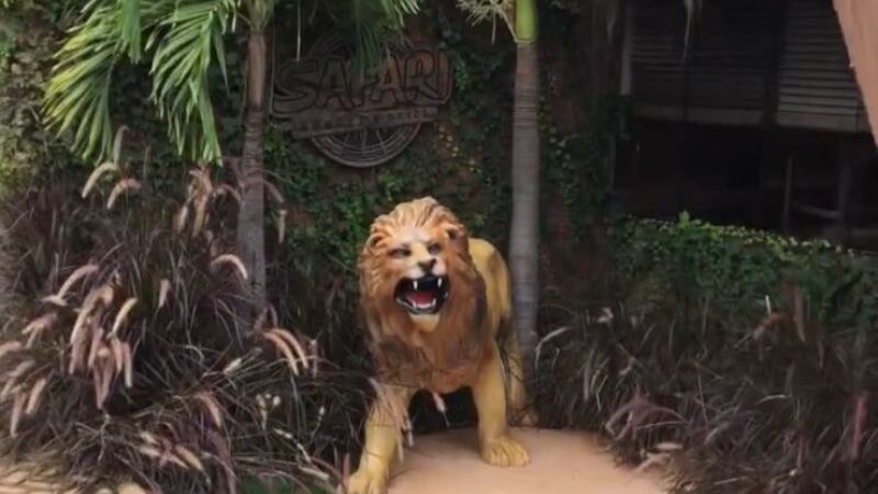 Estátua ficava na frente da loja e é parte da identidade do local