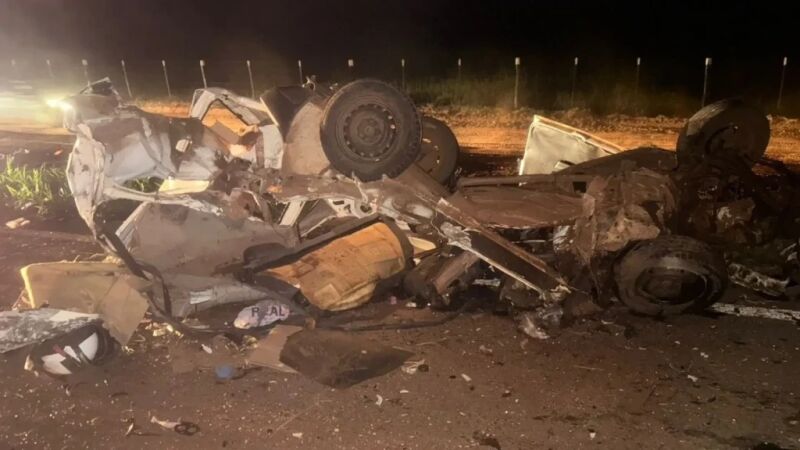 Trecho entre Amambai e Coronel Sapucaia, próximo da fronteira com o Paraguai, a batida aconteceu quando o condutor da caminhonete tentou ultrapassagem para cima da condutora do Kia/Sportage e bateu de frente com um Fiat Uno. 