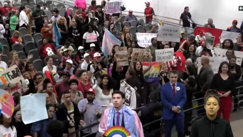 Manifestantes protestam contra a proibição da utilização de banheiro feminino por mulheres trans 