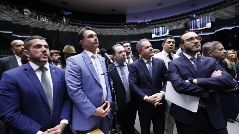 Derrubada do veto favorece o ex-presidente Jair Bolsonaro e os condenados no 8/1