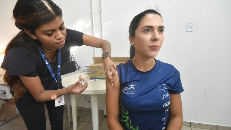 Mulher recebendo o imunizante contra a gripe