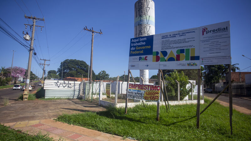 Praça no Guanandi está cercada por tapumes e já apresenta estruturas de obra; MP pede suspensão imediata das intervenções