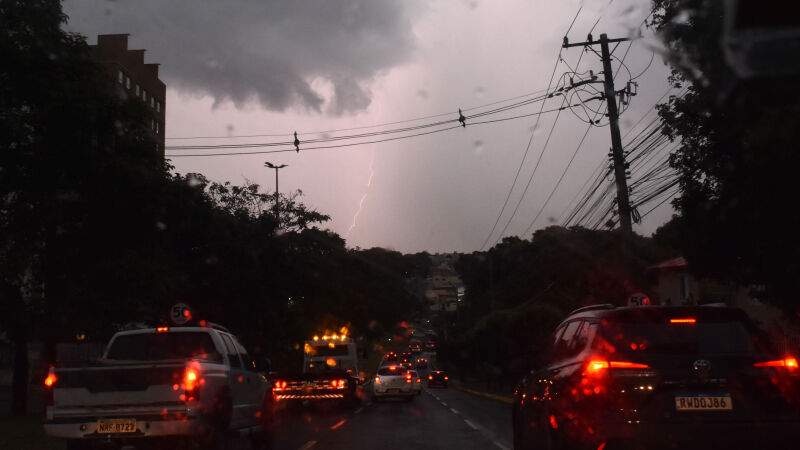 Chuva veio acompanhada de raios e rajadas de ventos, derrubando a sensação térmica