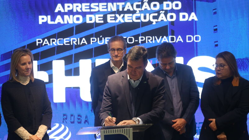 Governador do Estado, Eduardo Riedel, assinou o contrato de concessão do HRMS nesta segunda-feira (11)