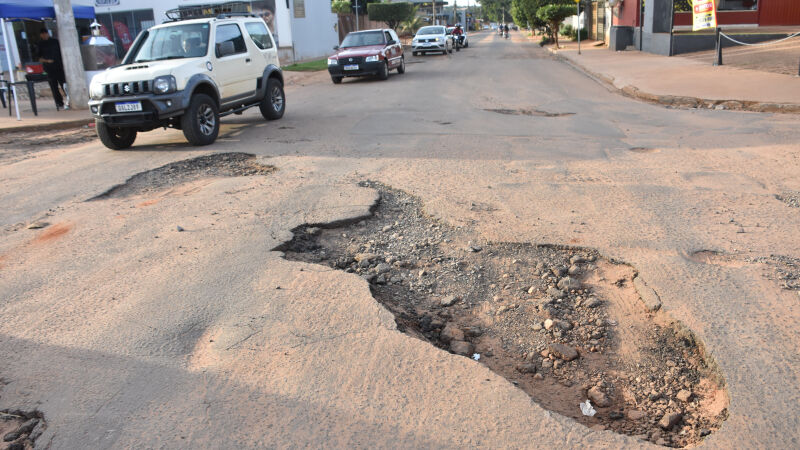 Cratera no Bairro Los Angeles, onde os Barões do Tapa-Buraco têm contrato para atuar