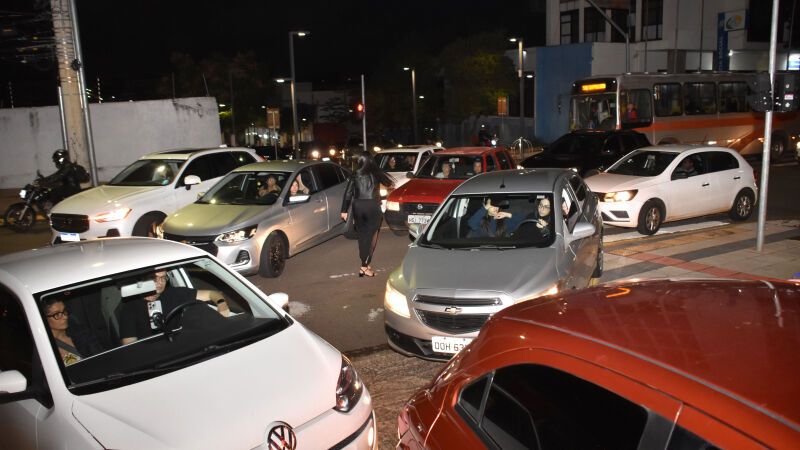 Motoristas travaram o trânsito próximo ao quartel dos bombeiros, onde há drive-thru da vacinação contra a gripe