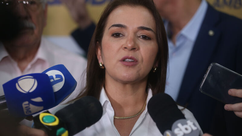 Promessa de reajuste de Adriane já dura cinco anos